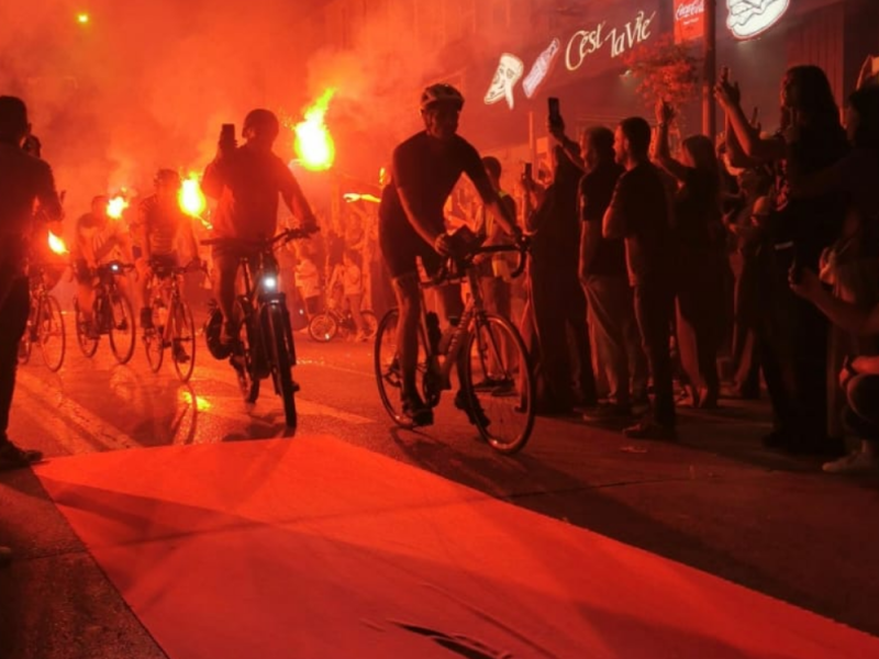 BIG WELCOME FOR CYCLISTS IN UŽICE: Students greeted with a red carpet, flares and “Three Kisses for Good Luck”!