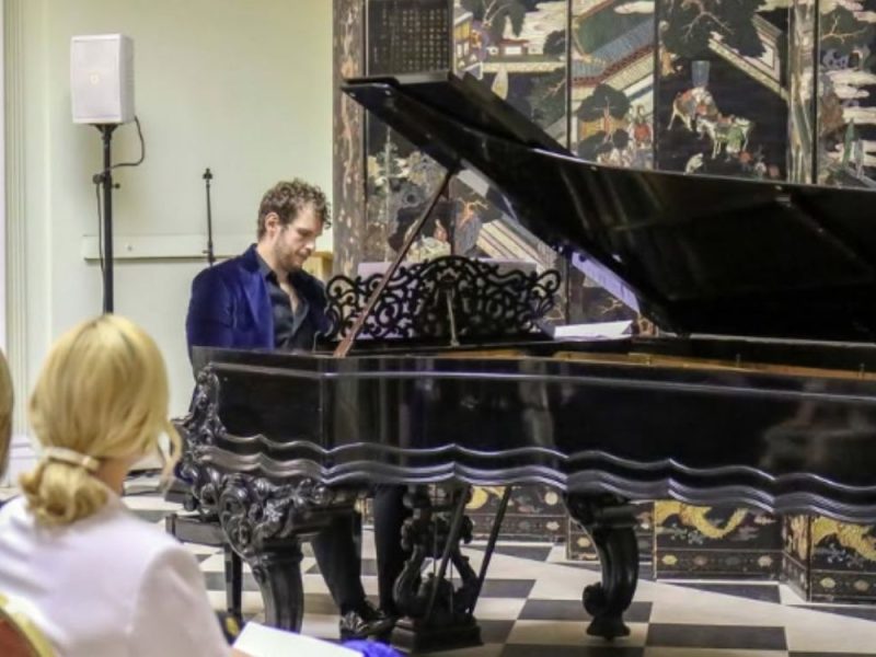 HUMANITY IN ACTION AT THE WHITE PALACE: Pianist Stefan Đoković gives concert for girls who lost their hair during cancer treatment!