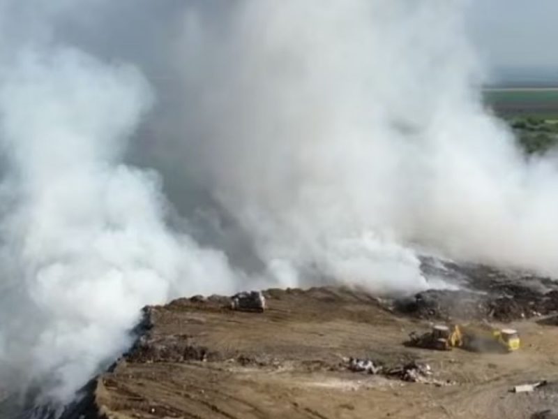 LANDFILL ON FIRE IN SMEDEREVO: Firefighters battle the blaze, urge residents to stay indoors because of toxic smoke! (VIDEO)