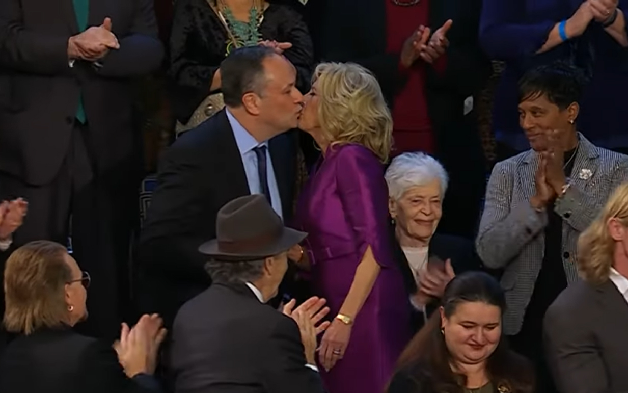 GORE DRUŠTVENE MREŽE: Džil Bajden poljubila supruga potpredsednice Kamale Haris! (VIDEO)