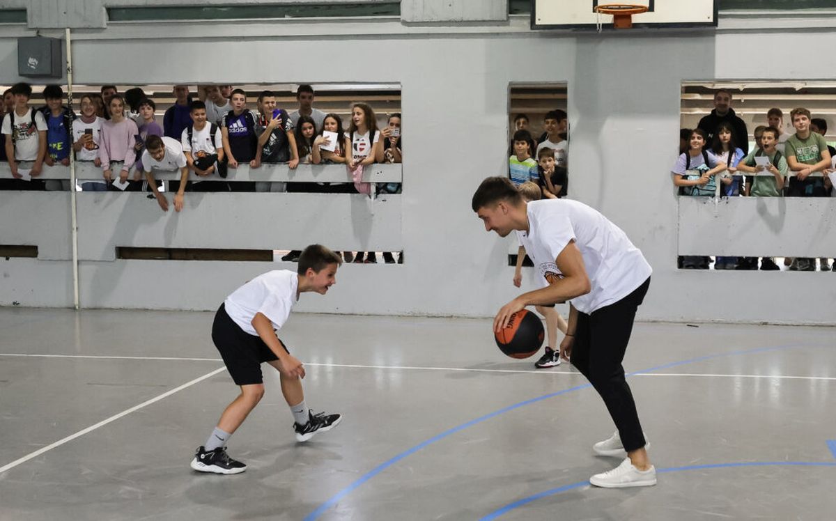 ODUŠEVILI MALIŠANE: Divac i Bogdanović zaigrali košarku sa osnovcima, društvo su im pravile bivše NBA zvezde! (FOTO)