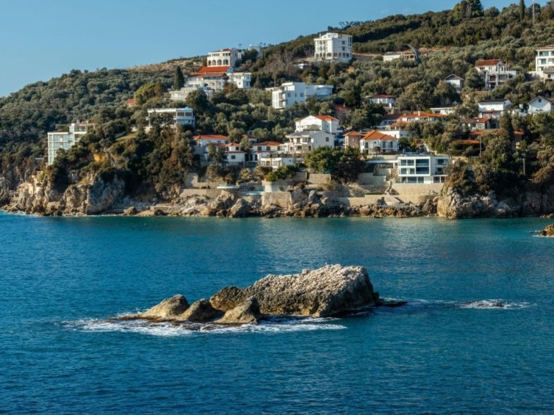 POPULARNI CRNOGORSKI GRAD UVODI STROGA PRAVILA: Ovog leta paprene kazne za šetnju u kupaćem van zone plaže!