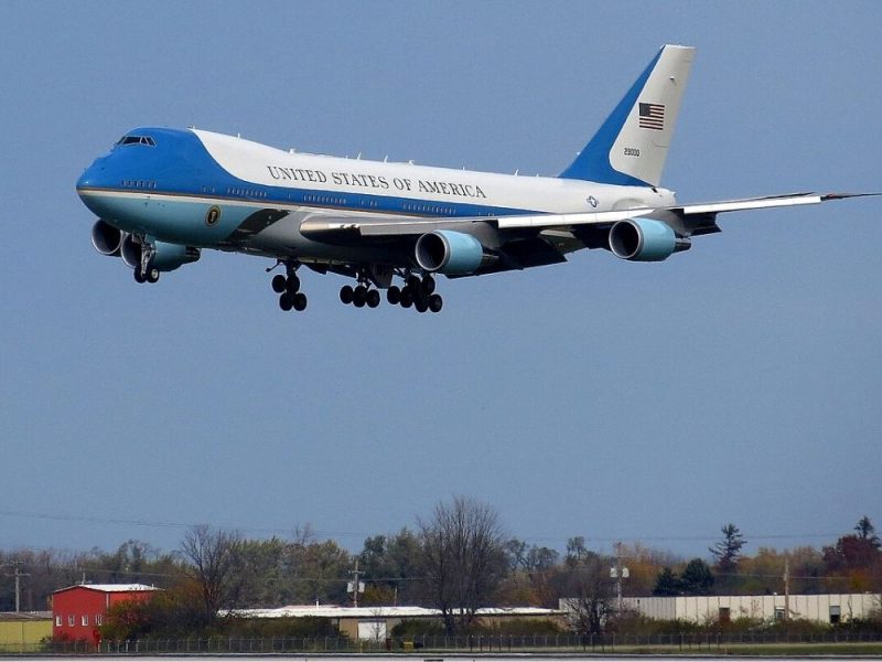 EMOTIVAN OPROŠTAJ U BELOJ KUĆI: Predsednički avion „Air Force One“ posle tri decenije odlazi u penziju!