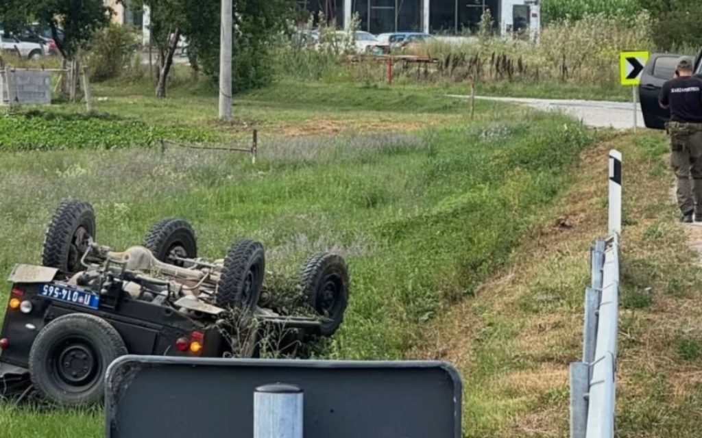 TEŠKA SAOBRAĆAJNA NESREĆA KOD KNIĆA: Prevrnulo se vozilo Žandarmerije, tri osobe povređene!