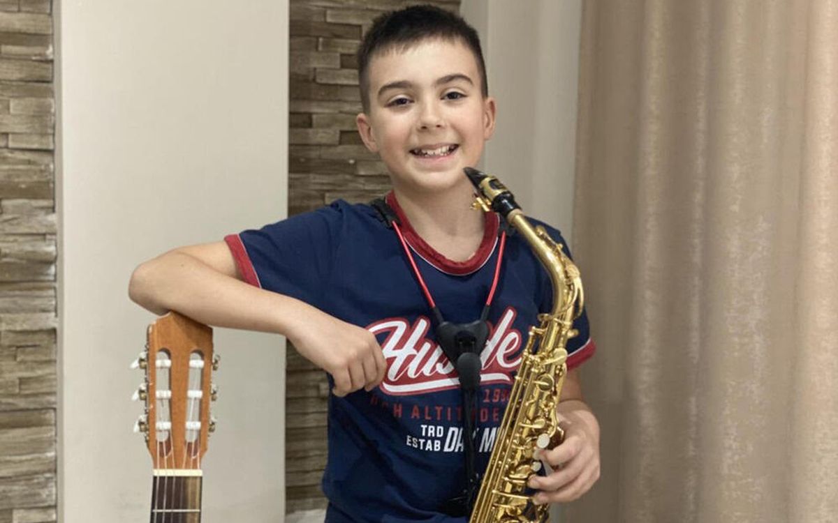 FILIP (10) JE MUZIČKO ČUDO OD DETETA: Svira 2 instrumenta i ređa ...
