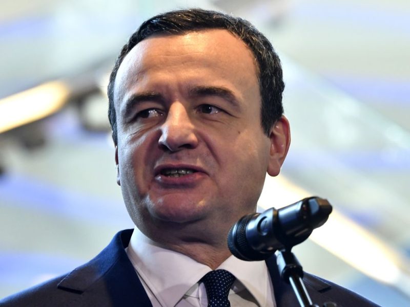 ČETIRI DANA PRED IZBORE NA KIM: Kurti deli po 100 evra za decu i penzionere!