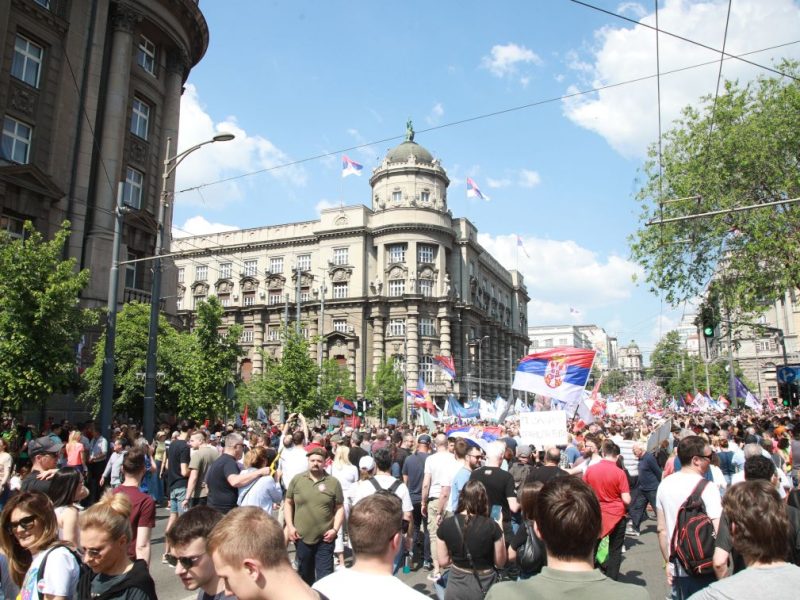 „ČAK I NEUTRALNI VIŠE NE MOGU BITI NEUTRALNI“: Režim kaznio stotine radnika zbog učešća ili podrške protestima!