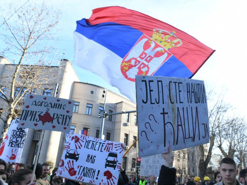 PRVO IDU DO POLICIJE I ŽELEZNIČKE STANICE: Studenti iz Novog Sada organizovano idu na protest u Bačku Palanku!