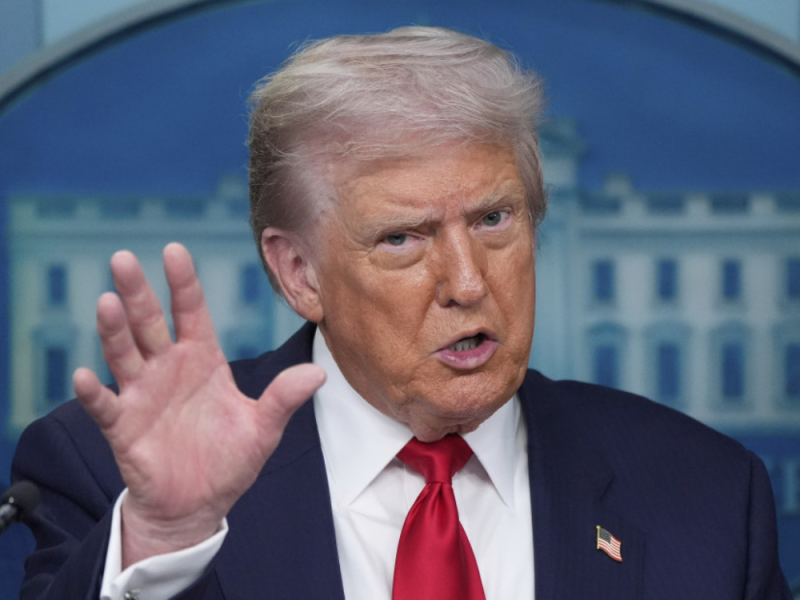 TRAMP SPREMA RADIKALNE PROMENE: Evo šta će svi putnici koji ulaze u Ameriku morati da urade!