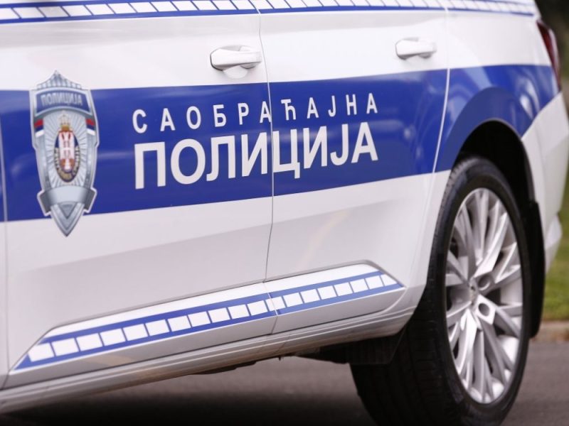 TEŠKA SAOBRAĆAJNA NESREĆA U ŽELEZNIKU: Najmanje četiri osobe povređene, policija blokirala ulicu!