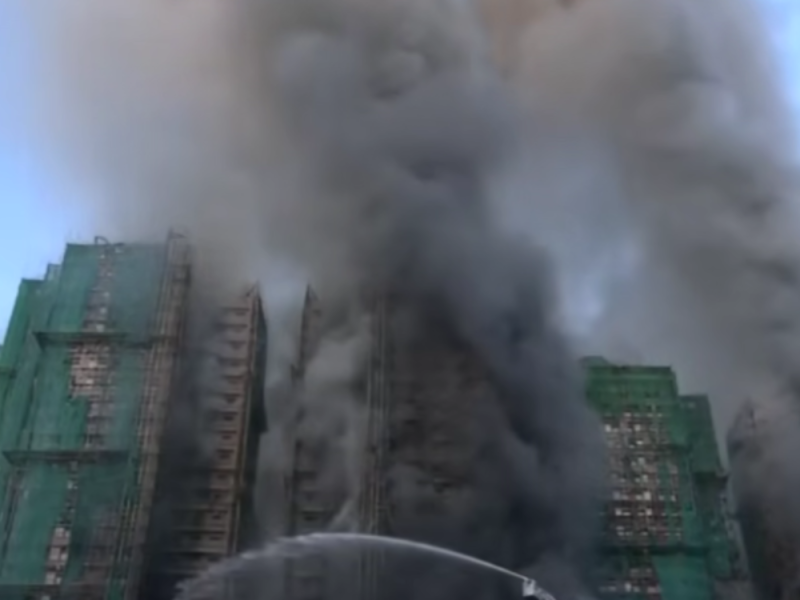 GORE SOLITERI U HONGKONGU: Stradalo najmanje 13 ljudi, više od 700 vatrogasaca pokušava da ugasi požar! (VIDEO)