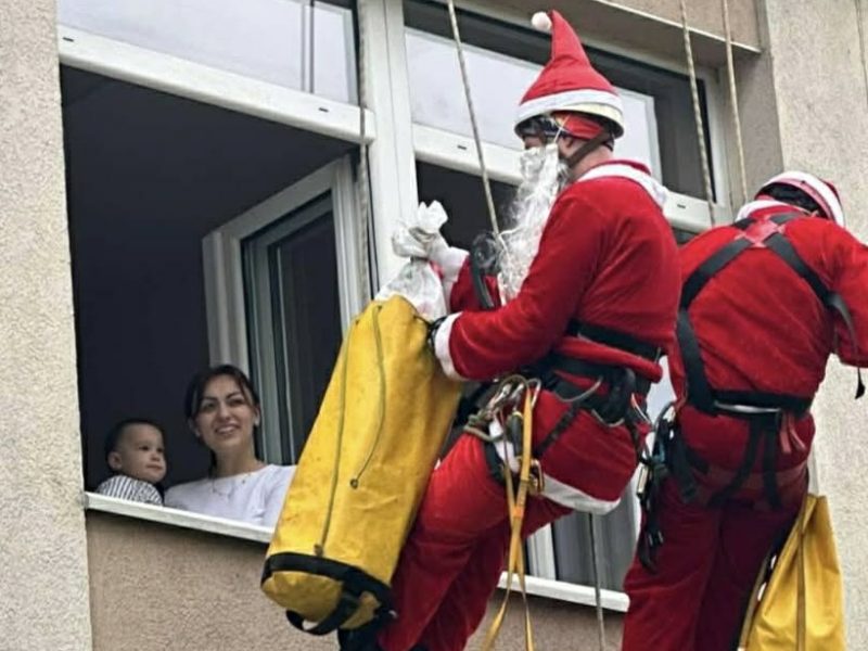 DEDA MRAZEVI – PREKO KROVA PA KROZ PROZOR! Mališane iz Valjevske bolnice i ove godine obradovali planinari iz Gorske službe! (FOTO)