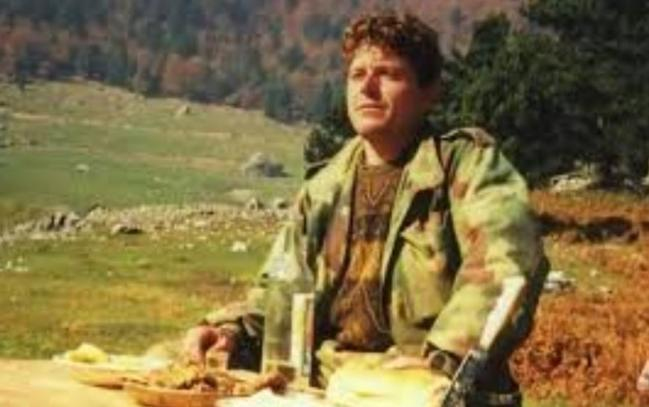 PRIČA O JEDINOM SRPSKOM VOJNIKU KOJI JE OSTAO NA KOSOVU: Miloš, obučen u vojničku uniformu, sa puškom u ruci, rekao je: „Vi idite, ja ostajem!“ (FOTO)