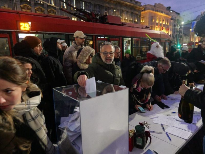 OGROMNI REDOVI PRED STUDENTSKIM ŠTANDOVIMA: U pojedinim nekim gradovima produženo vreme za prikupljanje potpisa zbog velikih gužvi!
