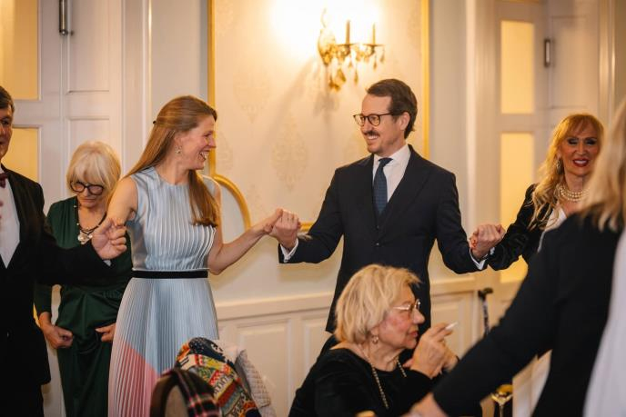 KRALJEVSKI BAL U BANJI KOVILJAČI: Princ Filip i princeza Danica poveli kolo i vratili dvorsku tradiciju (FOTO)