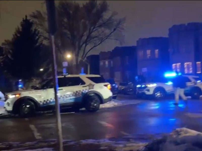 VUKAO POLICAJCA KOLIMA PO ULICI: Muškarac pokušao da ukrade auto u Čikagu, policija ga upucala u glavu!