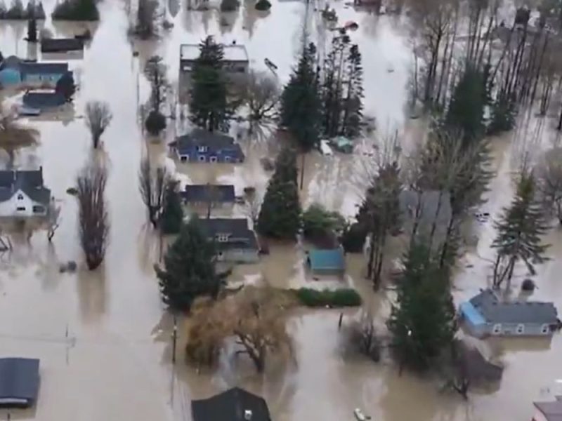 JAKE POPLAVE POGODILE VAŠINGTON: Evakuisano skoro 80.000 ljudi, mnogi čekaju pomoć na krovovima! (VIDEO)