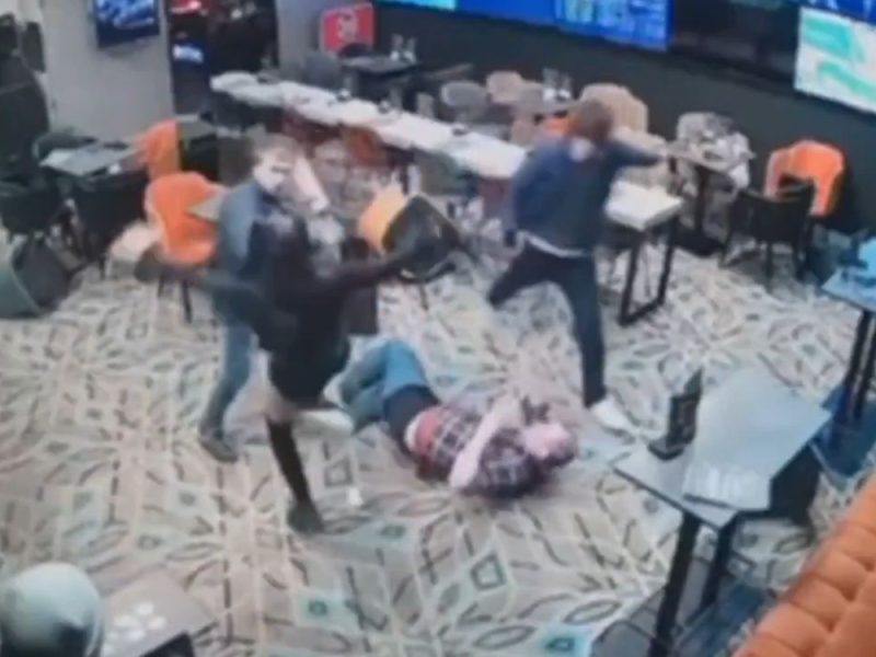 NEZAPAMĆENA TUČA U KLADIONICI: Pogledajte snimak opšteg haosa koji je zapalio mreže u Srbiji! (VIDEO)