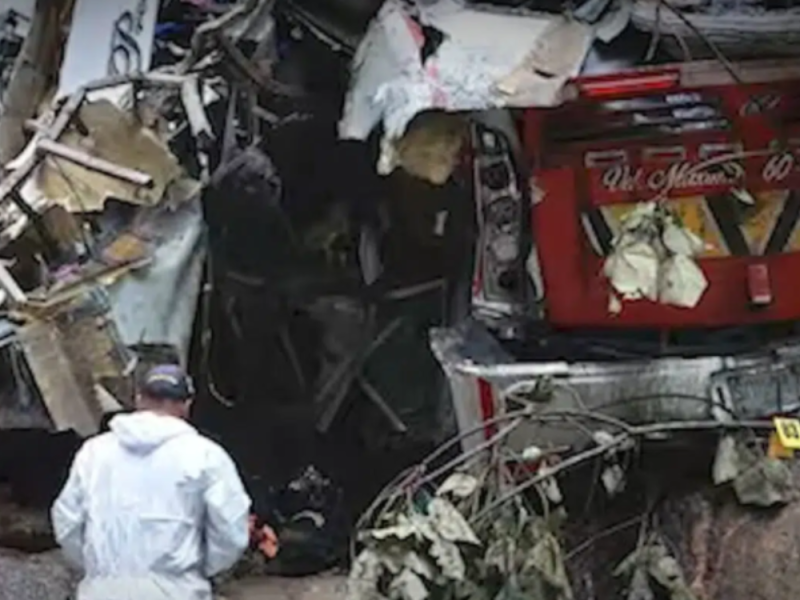 TRAGEDIJA U KOLUMBIJI: Autobus pun đaka sleteo u provaliju, 17 poginulih! (VIDEO)
