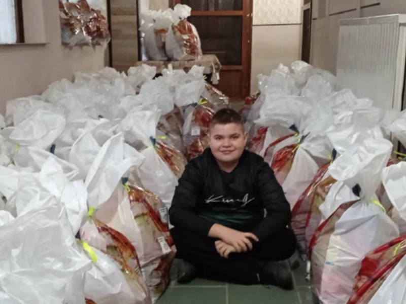 VELIKO SRCE MALOG MAREKA: Dečak iz Bačke Palanke priprema paketiće za bolesnu decu! (FOTO)