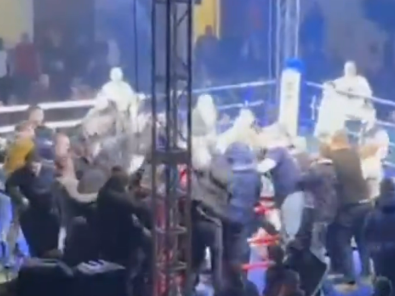 MASOVNA TUČA U NOVOM PAZARU: Navijači uleteli u ring posle poraza boksera, sevale pesnice! (VIDEO)