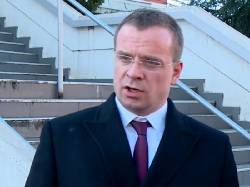 ADVOKAT STOJKOVIĆ NAKON PRIVOĐENJA: „Ma kakvo rušenje ustavnog poretka, uhapšen sam zbog Vučićevog učešća u Sarajevo safariju“