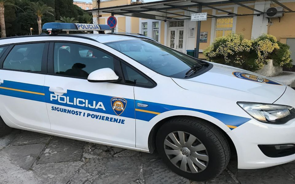 SRPSKI FUDBALER UHAPŠEN TOKOM UTAKMICE U HRVATSKOJ: Priveden zbog fotografije Ratka Mladića objavljene na Fejsbuku!