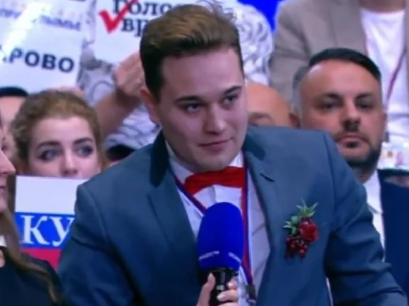 „OLEČKA, UDAJ SE ZA MENE“: Novinar zaprosio devojku tokom Putinove konferencije i pozvao ruskog lidera na svadbu! (VIDEO)