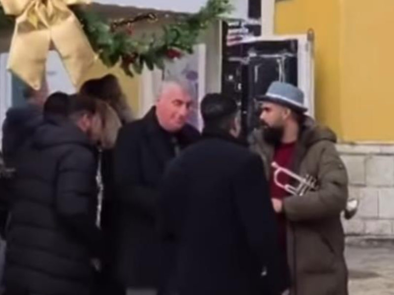 GRADONAČELNIK SINJA OTERAO TRUBAČKI ORKESTAR: „Pevanje Đurđevdana nije primereno za Badnjak!“ (VIDEO)