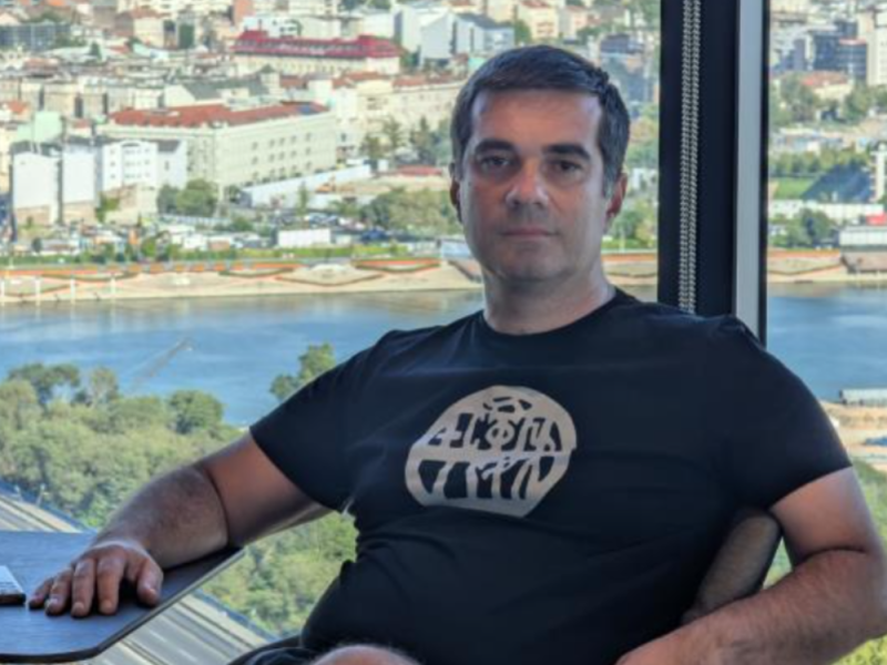 VELJKO SE NAKON 13 GODINA VRATIO IZ AMERIKE: Napravio besplatnu aplikaciju za učenje azbuke, pa se sa porodicom preselio u Beograd!