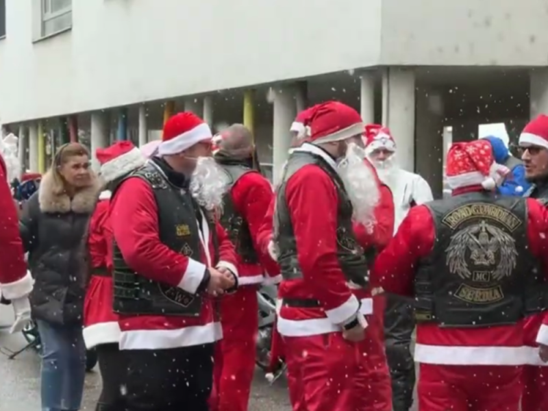 HUMANOST NA DVA TOČKA: Bajkeri u kostimima Deda Mraza obradovali decu u bolnici! (VIDEO)