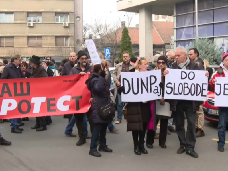 „SRAMOTA JE DA SE UNIVERZITETI GASE, UMESTO DA SE OTVARAJU“: Protestna šetnja glumaca u znak podrške studentima DUNP-a! (VIDEO)