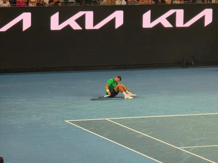 MORAO DA SIĐE I DOKTOR: Novak pao posle razemene, svi se uhvatili za glavu!