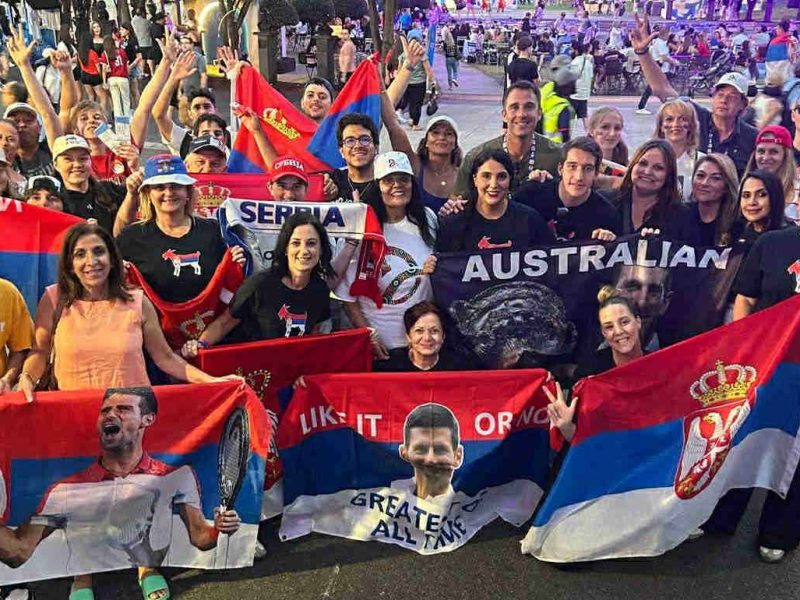 POČELA LUDNICA U AUSTRALIJI: Horde Novakovih navijača stižu sa zastavama, među njima i ekipa iz Čikaga! (VIDEO + FOTO)