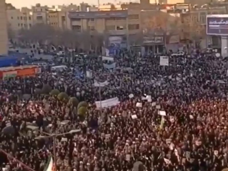 OPŠTI USTANAK U IRANU: Demonstranti kontrolišu dva grada, raste broj mrtvih, režim pod nezapamćenim pritiskom! (VIDEO)