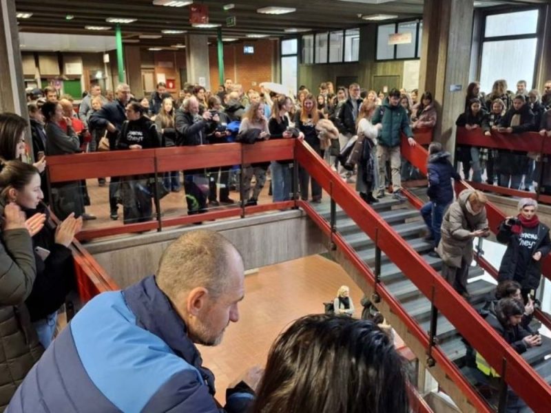 TRAŽE OSTAVKU DEKANA: Studenti ušli na sednicu Nastavno-naučnog veća Filozofskog fakulteta u Novom Sadu!