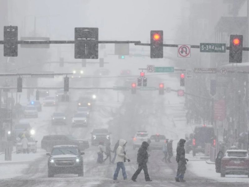 AMERIKA OKOVANA LEDOM: Milion ljudi bez struje, stradalo najmanje 11 osoba, otkazane hiljade letova! (VIDEO)