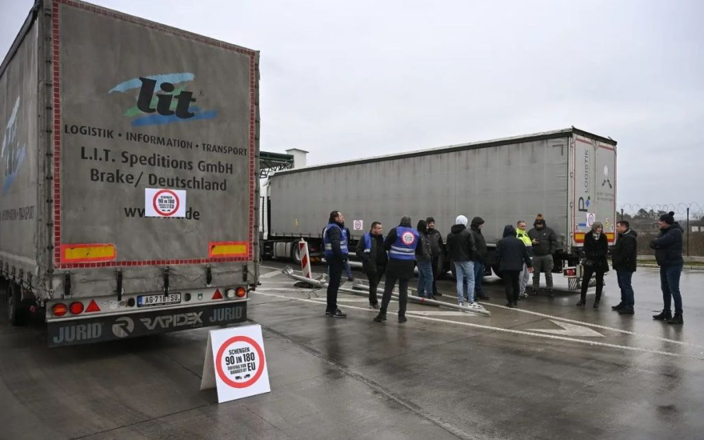 VOZAČI NAJAVILI NOVE BLOKADE GRANICA: Evropska unija odbila sve predloge balkanskih kamiondžija!