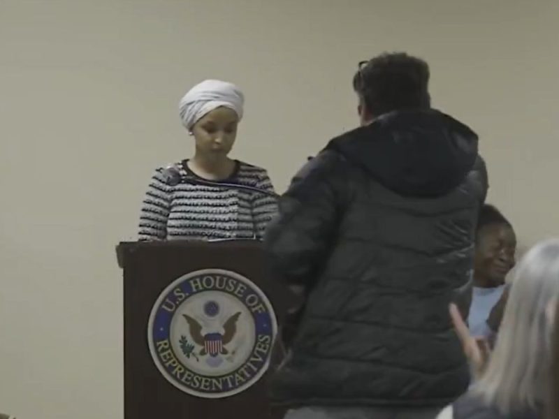 KONGRESMENKA NAPADNUTA U MINEAPOLISU: Muškarac je poprskao „nepoznatom tečnošću“, istraga u toku! (VIDEO)