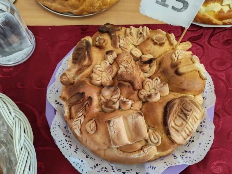 PRELEPA TRADICIJA U TOPOLI: Održano takmičenje u pravljenju slavskog kolača, pobedila učenica sedmog razreda!