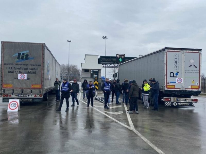 ČEKA SE ODLUKA KAMIONDŽIJA U BIH: Prevoznici iz Srbije prekinuli blokadu graničnih prelaza!