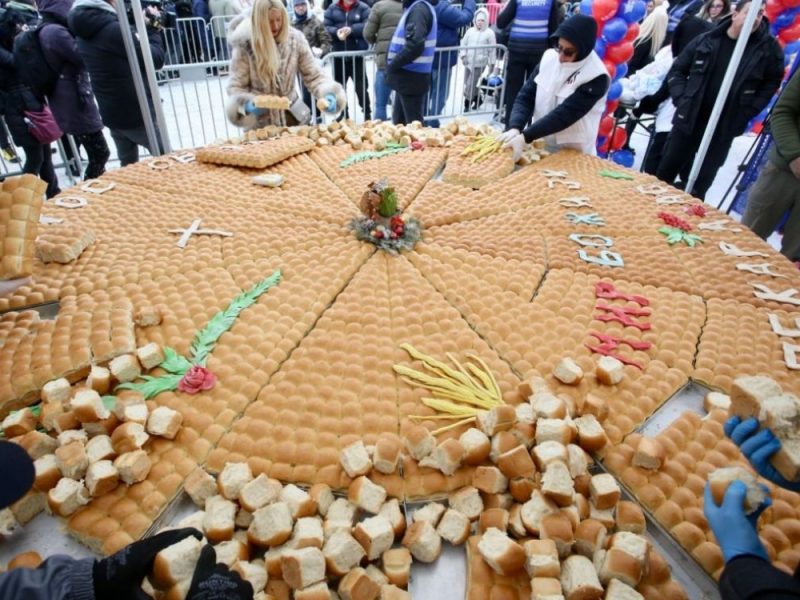NAKON SVETE LITURGIJE U HRAMU: Vernici lomili božićnu česnicu tešku 260 kg sa 33 zlatnika! (VIDEO)
