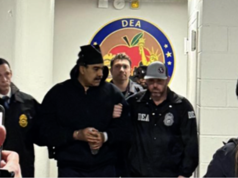 MADURO STIGAO U ZATVOR: Ponižavajuće fotografije predsednika Venecuele, agenti DEA poziraju pored njega dok sedi vezan! (FOTO)