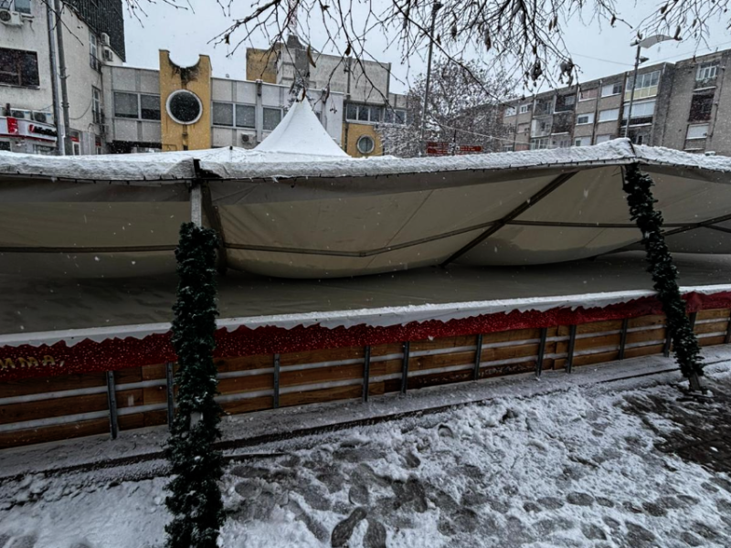NISU RAČUNALI NA SNEG U JANUARU: Srušila se nadstrešnica na klizalištu za decu u Inđiji, građani upozoravali na lošu konstrukciju!