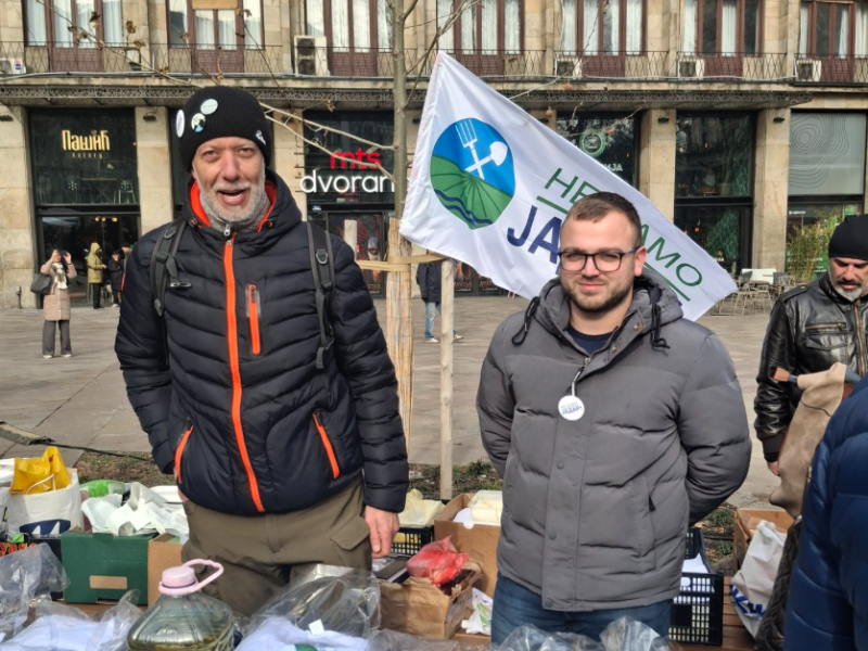AKCIJA „ZAJEDNO ZA STUDENTE“: Građani pristižu na Trg Nikole Pašića i daju potpise podrške akademcima!