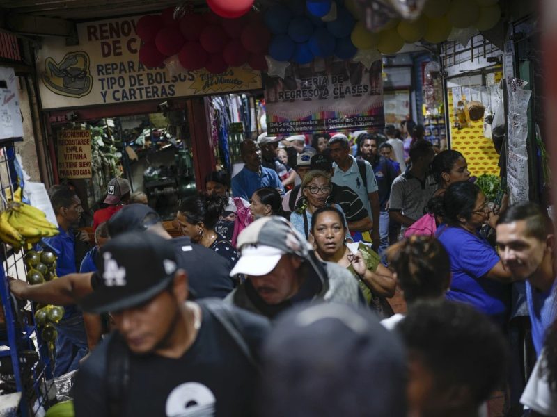 PANIKA U KARAKASU NAKON AMERIČKOG NAPADA! Građani gomilaju hranu, redovi ispred prodavnica i apoteka posle hapšenja Madura (VIDEO)