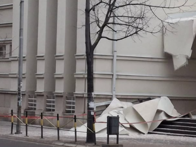 POSLE RENOVIRANJA OD 257 MILIONA DINARA: Obrušio se deo fasade gimnazije u Prokuplju, učenici prebačeni na onlajn nastavu! (VIDEO)