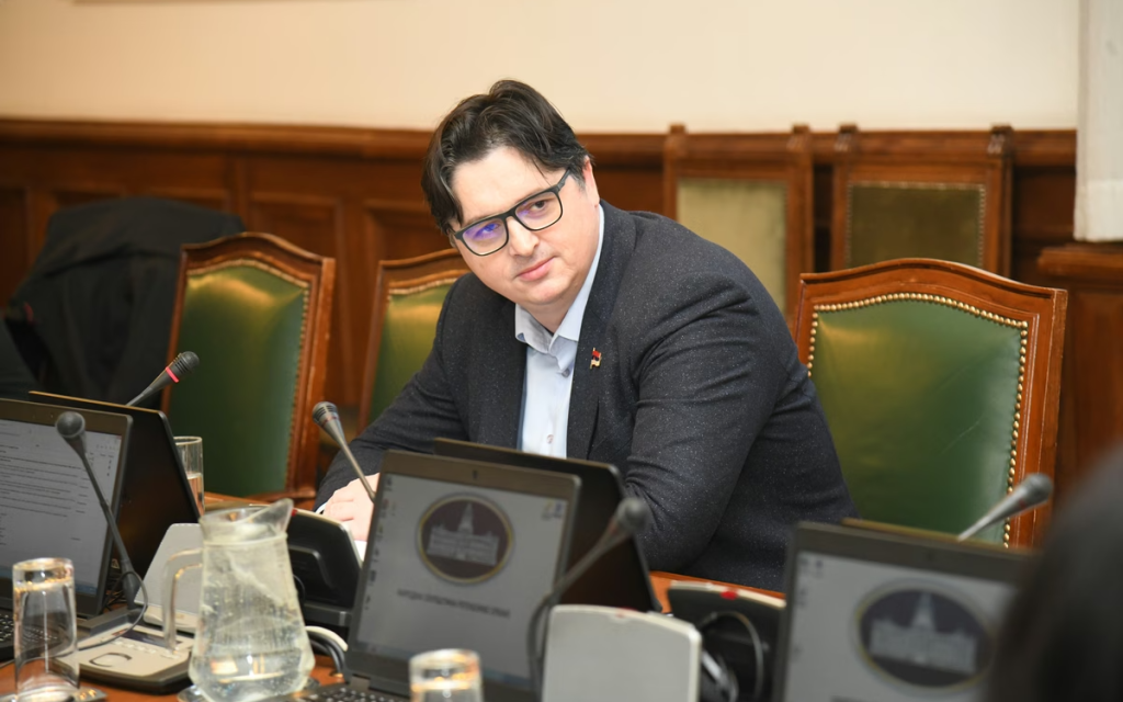 „SPREČILI SMO HAPŠENJA MINISTARA I VUČIĆA“: Poslanik SNS priznao zašto su doneti novi pravosudni zakoni! (VIDEO)