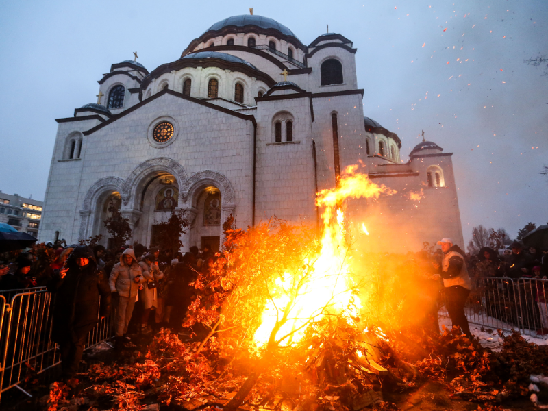 BADNJE VEČE ISPRED HRAMA SVETOG SAVE: Vernici tradicionalno zapalili badnjak! (FOTO)