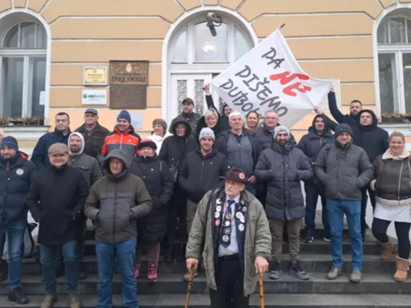 IZNELI JASNE ZAHTEVE: Užičani blokirali ulaz u Gradsku upravu zbog ilegalne deponije! (VIDEO)